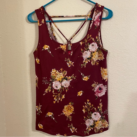 DAYTRIP by BUCKLE Red Floral Tank - Size: Medium ☀️ - Picture 2 of 5